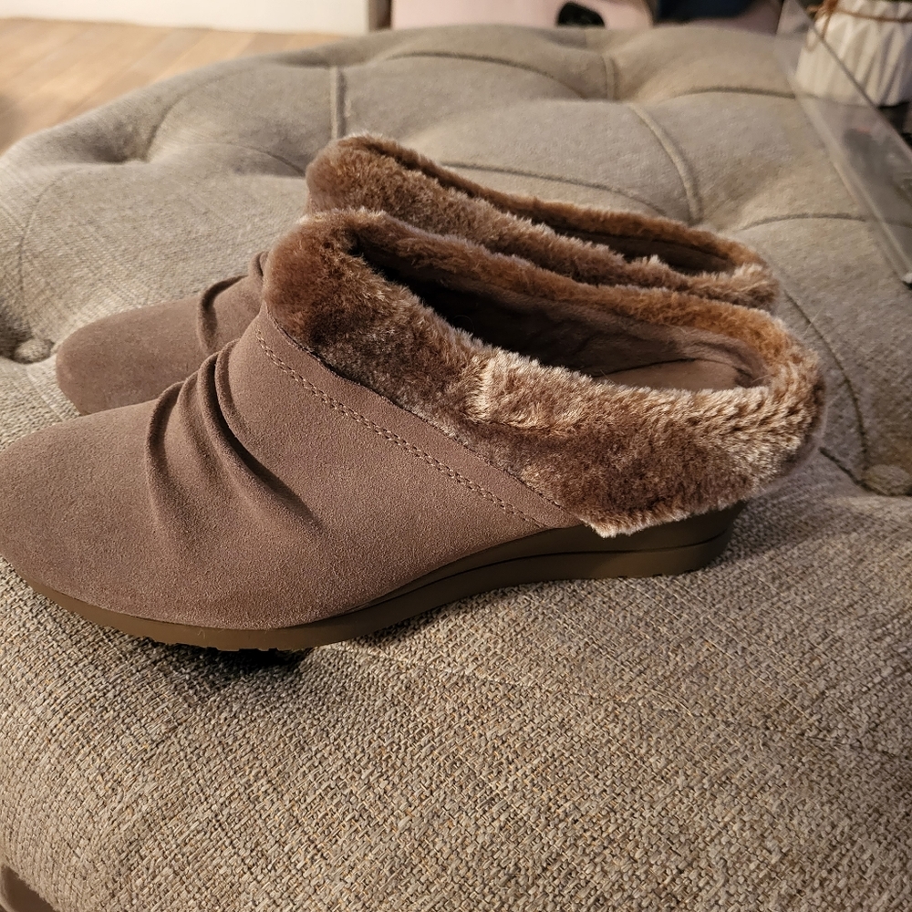Size 9 1/2 NWT Baretraps Tan fur lined Mules